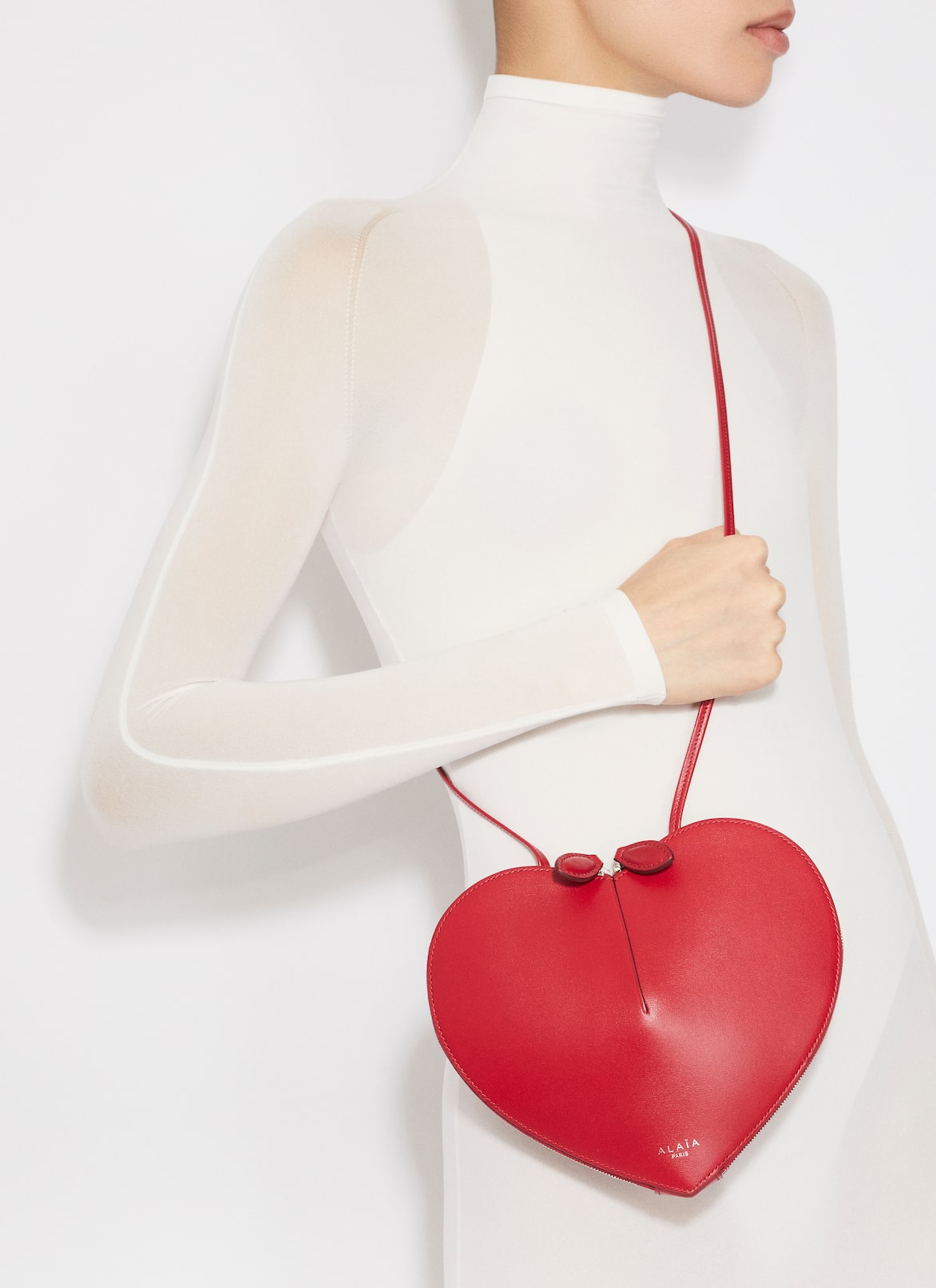 Le Cœur bag in calfskin ALAÏA RED LE CŒUR BAG IN CALFSKIN